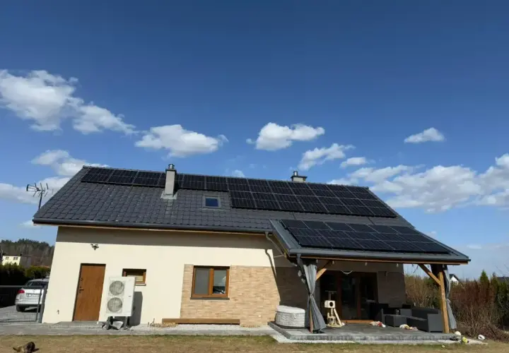 Dom z panelami fotowoltaicznymi na dachu. Zastanawiasz się, ile kosztują panele fotowoltaiczne?