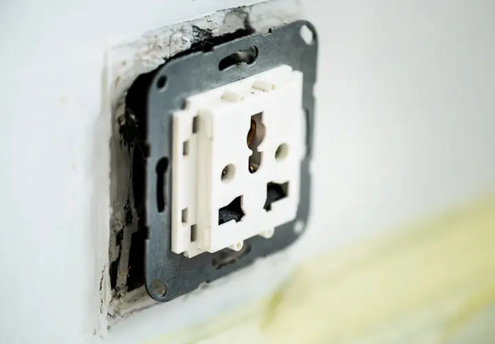 Widoczne wystające puszki elektryczne, gniazdko w trakcie montażu.