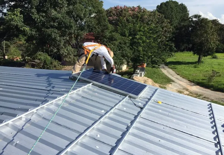 Instalacja paneli fotowoltaicznych na dachu. Czy fotowoltaika jest szkodliwa? Nie, to czysta energia.
