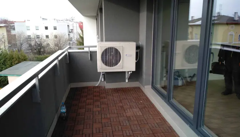 Nowy klimatyzator do bloku zamontowany na balkonie. Ciesz się komfortem przez cały rok.
