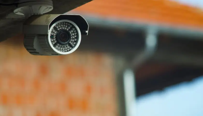 Kamera monitoringu pilnuje posesji. Prywatny monitoring a policja – czy nagrania pomogą w śledztwie?
