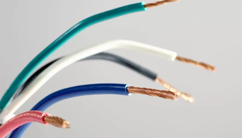 Kolorowe kable elektryczne, w tym niebieski kabel, to plus czy minus? Zbliżenie na miedziane żyły.