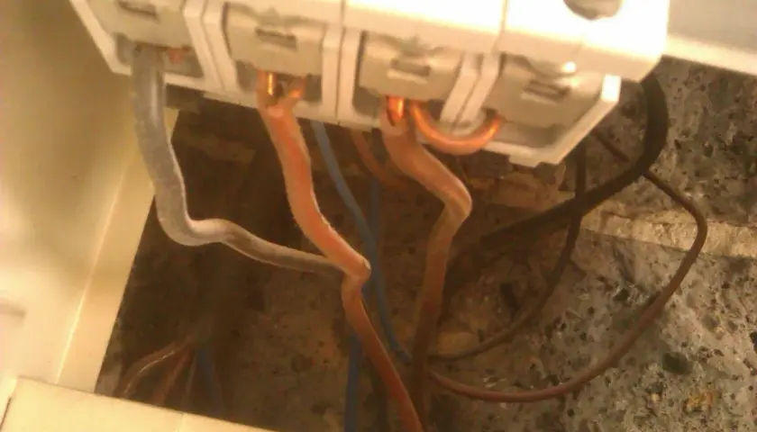 Instalacja elektryczna z widocznymi przewodami. Czy ten kabel nadaje się do 30kW?