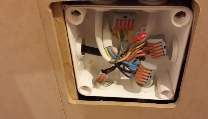 Rozdzielacz przewodów w puszce elektrycznej pokazuje, jak rozdzielić prąd z jednego kabla na kilka.