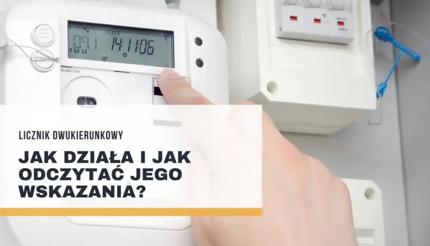Palec wskazuje na ekran licznika dwukierunkowego, pokazując jego odczyty. Obok widoczne są bezpieczniki.
