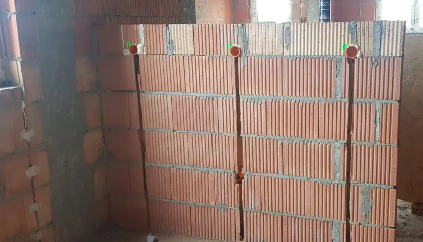 Przygotowanie ścian do prowadzenia instalacji: jak zrobić bruzdy pod kable w pustakach ceramicznych, widoczne puszki instalacyjne.