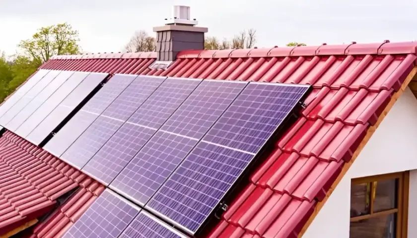Panele fotowoltaiczne na czerwonym dachu, gotowe do mycia. Czysta energia dla domu.