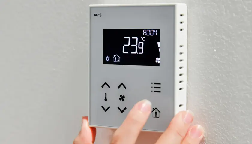 Dotykasz termostatu, by ustawić podłogówkę. Wyświetla 23.9°C.