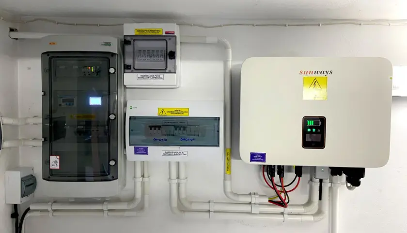 Firma pod montaż magazynów energii. Instalacja PV z falownikiem Sunways i rozdzielnicami elektrycznymi.