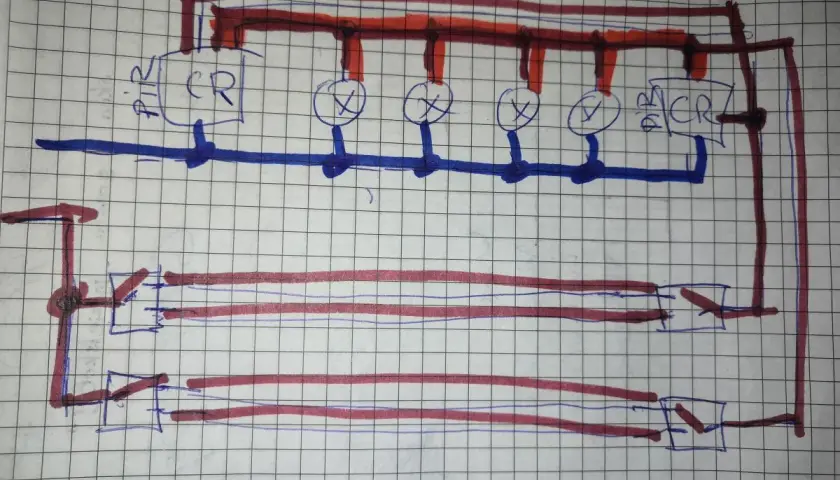 Schemat połączeń elektrycznych, pokazujący jak podłączyć czujnik ruchu na klatce schodowej. Widać przekaźnik, lampy i przewody.