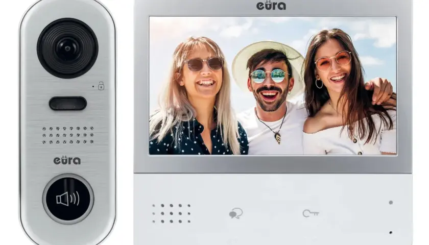 Nowoczesny wideodomofon z aplikacją na telefon. Na ekranie uśmiechnięci ludzie na plaży.