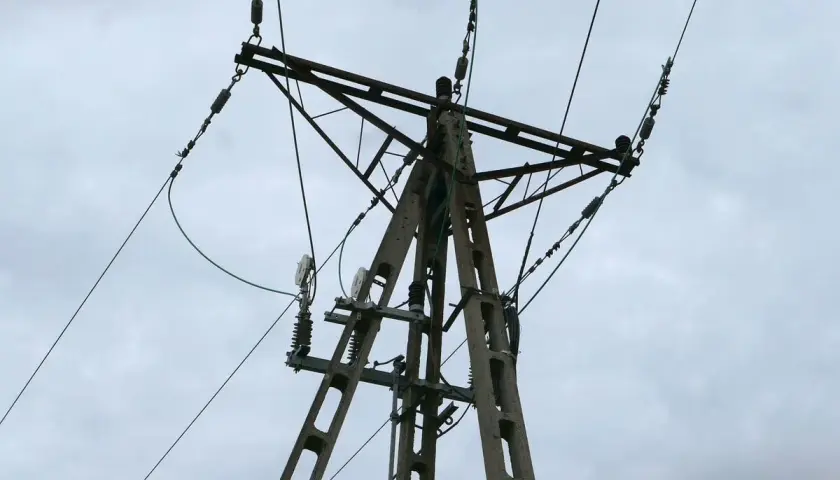 Betonowy słup energetyczny z przewodami, może być związany z awarie prądu Tauron.