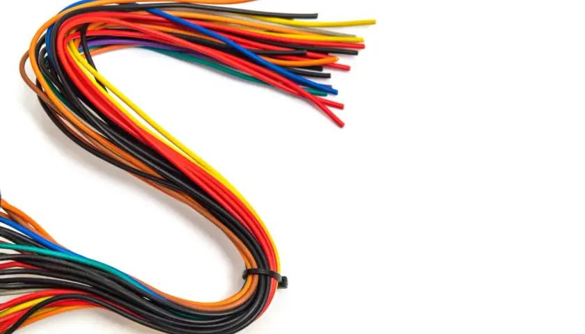 Kolorowe przewody elektryczne, w tym przewód 3x4mm2 obciążenie, ułożone na białym tle.