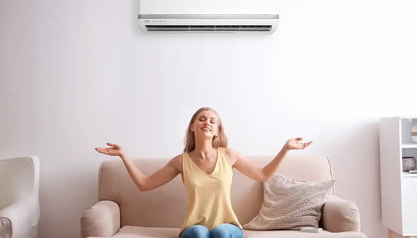Kobieta cieszy się świeżym powietrzem dzięki jonizacji w klimatyzacji. Czyste i zdrowe otoczenie.