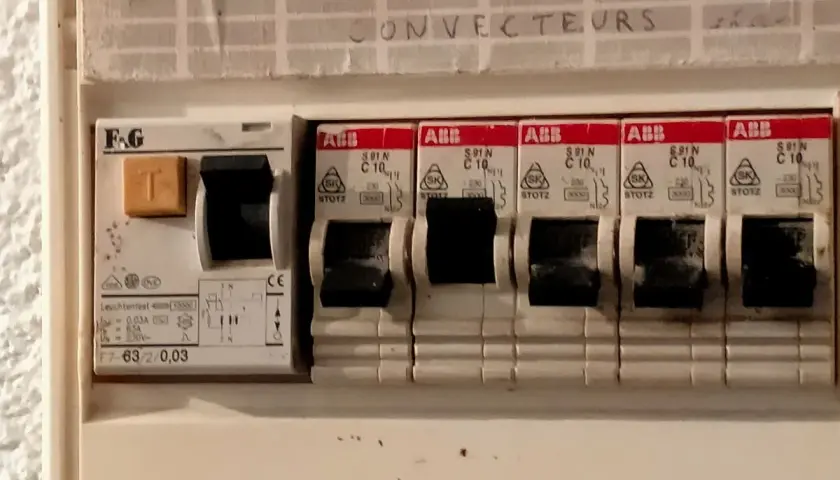 Główny bezpiecznik wybija, gdy prąd przekroczy jego wartość, chroniąc instalację przed uszkodzeniem. Widoczny wyłącznik różnicowoprądowy F&G i wyłączniki ABB.