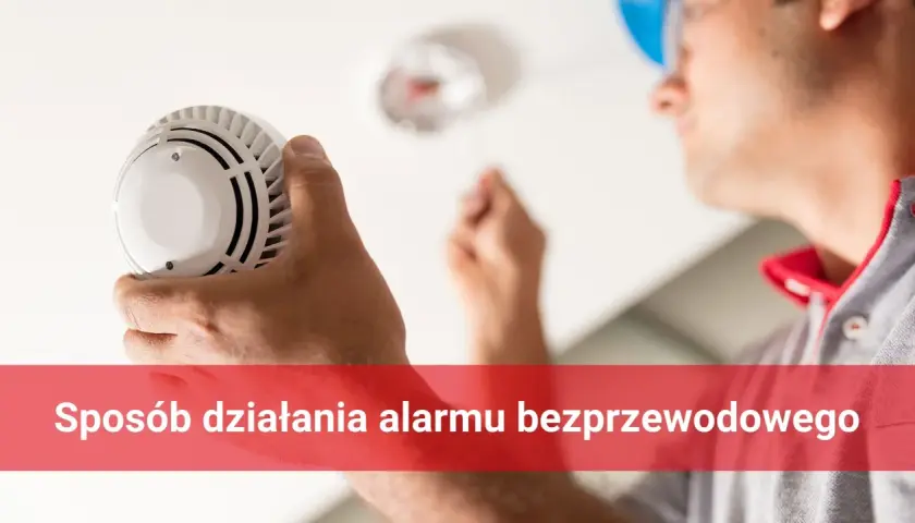 Instalator montuje czujnik dymu, element bezprzewodowego ip system.