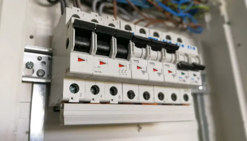 W rozdzielnicy elektrycznej widać rzędy wyłączników nadprądowych, które chronią instalację. Oto jak działa wyłącznik nadprądowy.