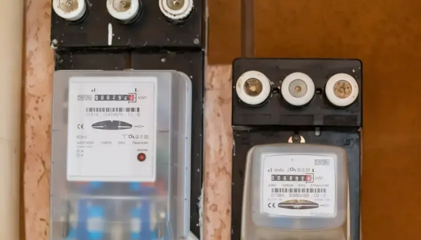 Dwa liczniki prądu, jeden z odczytem 0002947 kWh, drugi 0068922 kWh. Pomocne przy pytaniu jak odczytać licznik prądu Tauron.