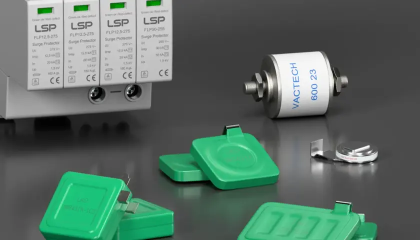 Zabezpieczenie przepięciowe do gniazdka LSP chroni instalację przed przepięciami. Zielone moduły LKD i cylindryczny element VacTech dopełniają zestaw.