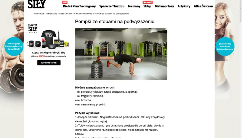 Mężczyzna wykonuje pompki z nogami na podwyższeniu, pokazując siłę w domu. Ćwiczenie angażuje klatkę piersiową, ramiona i brzuch.