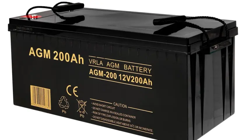 Czarny akumulator AGM 200Ah 12V VRLA z uchwytami. Posiada oznaczenia CE i ostrzeżenia dotyczące użytkowania.