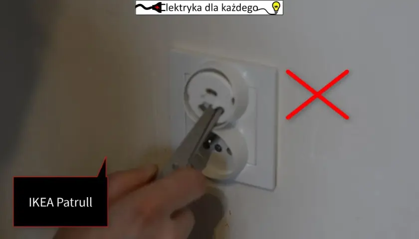 Zaślepienie gniazdka elektrycznego za pomocą IKEA Patrull. Czerwony krzyżyk oznacza zakaz.