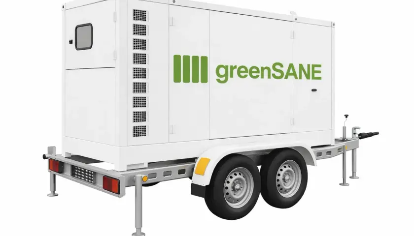 Przenośna stacja zasilania z panelami greenSANE na przyczepie, gotowa do transportu i zapewnienia energii w dowolnym miejscu.