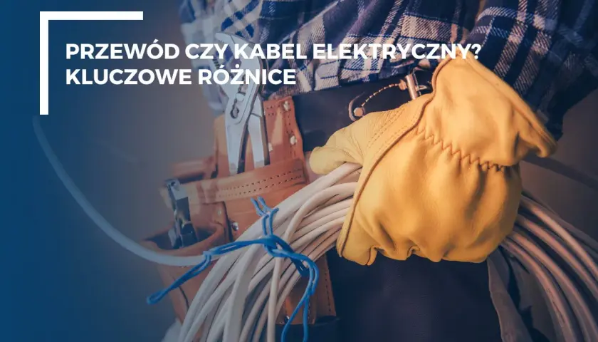 Elektryk w żółtej rękawicy trzyma zwój białego przewodu. Na pasie narzędzia, obok tekstu "Przewód czy kabel elektryczny?".