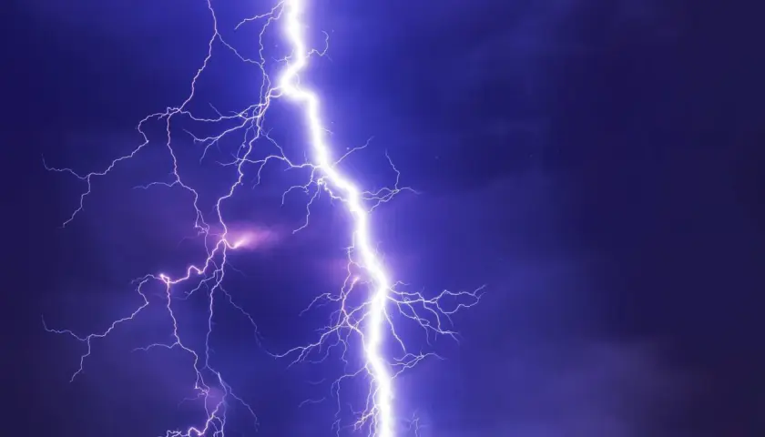 Potężne wyładowanie atmosferyczne rozświetla nocne niebo. Jak udowodnić przepięcie? Obserwuj potęgę natury.