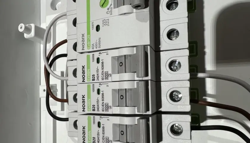 Instalacja elektryczna z wyłącznikami. Jaki kabel do silnika 4kw? Zobacz przekroje przewodów podłączonych do zabezpieczeń.