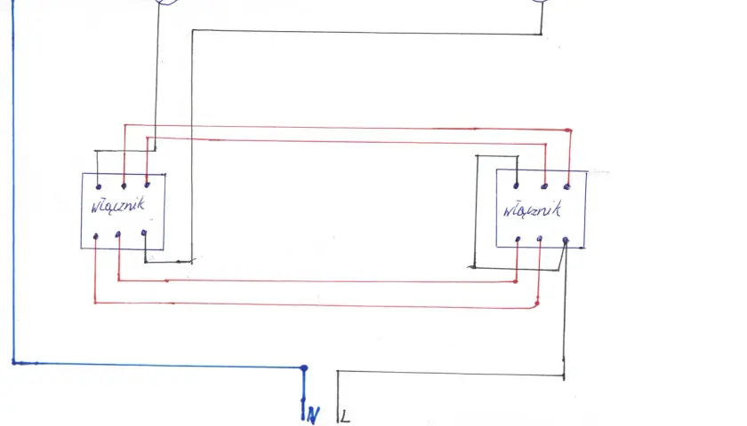 Schemat instalacji elektrycznej z dwoma żarówkami i dwoma łącznikami, które tworzą wyłącznik schodowy.