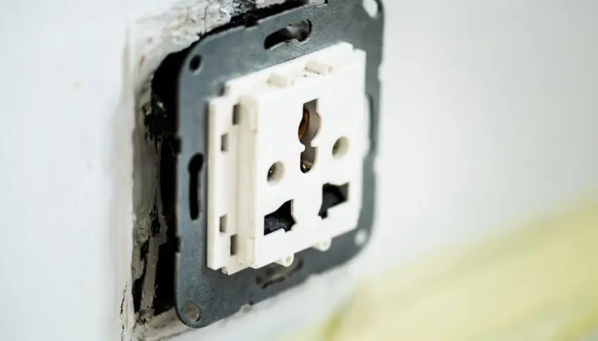 Widoczne wystające puszki elektryczne, gniazdko w trakcie montażu.