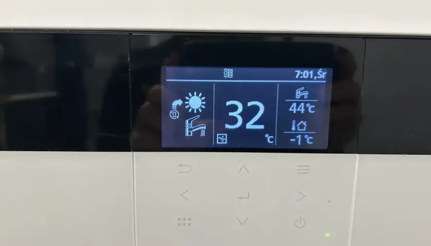 Wyświetlacz pokazuje temperaturę wody w podłogówce 32°C. Obok widać temperaturę wody użytkowej 44°C i temperaturę zewnętrzną -1°C.