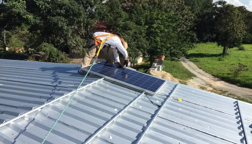 Instalacja paneli fotowoltaicznych na dachu. Czy fotowoltaika jest szkodliwa? Nie, to czysta energia.