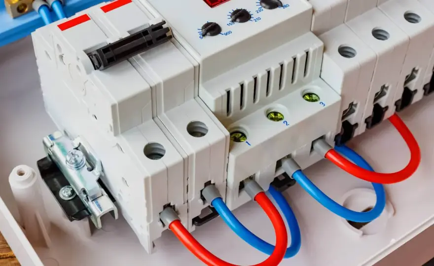 Przepięciówka 1 fazowa - czy Twoja elektronika jest bezpieczna?
