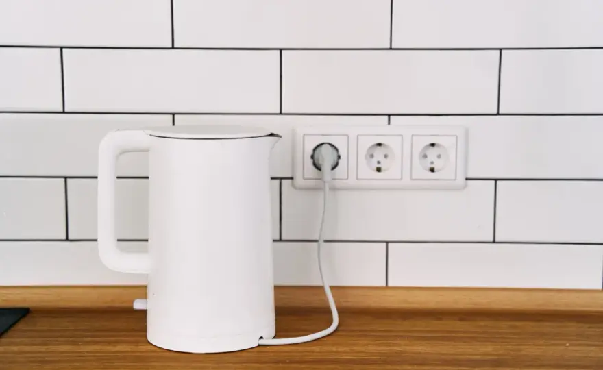 Czajnik elektryczny czy płyta indukcyjna? Co zużywa mniej prądu