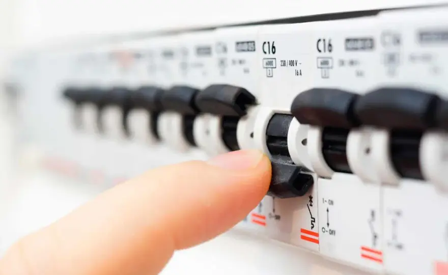 Ile kW ma zabezpieczenie 20 A? Sprawdź dla 230 i 400 V