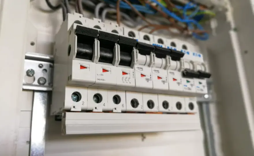 Wyłącznik nadprądowy - jak działa? Poznaj strażnika Twojej instalacji