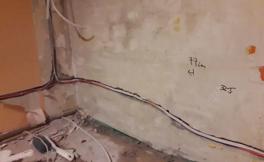 Prowadzenie skrętki obok kabli elektrycznych - uniknij zakłóceń