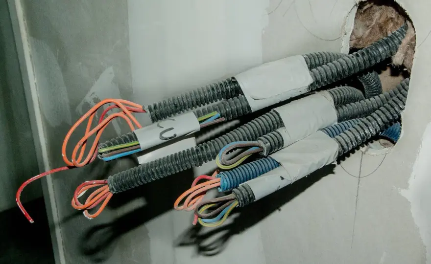 Układanie przewodów w korytkach - bezpieczna instalacja krok po kroku