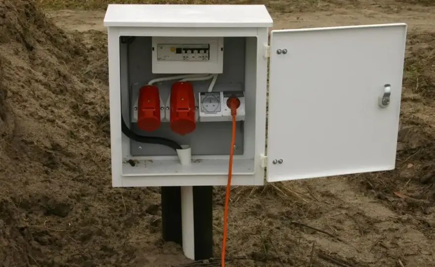 Przyłącze elektryczne do domu - Jak podłączyć prąd bez problemów?