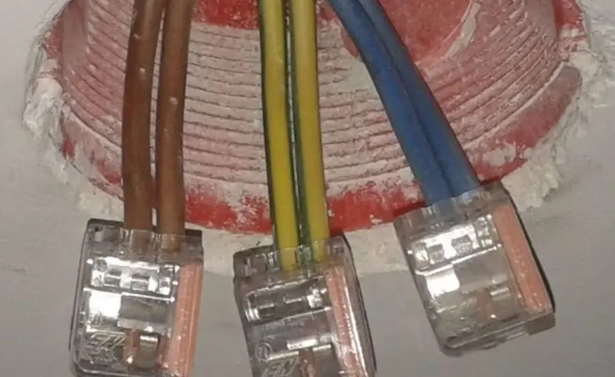 Kabel żółto-zielony - Co oznacza i dlaczego jest kluczem do bezpieczeństwa?