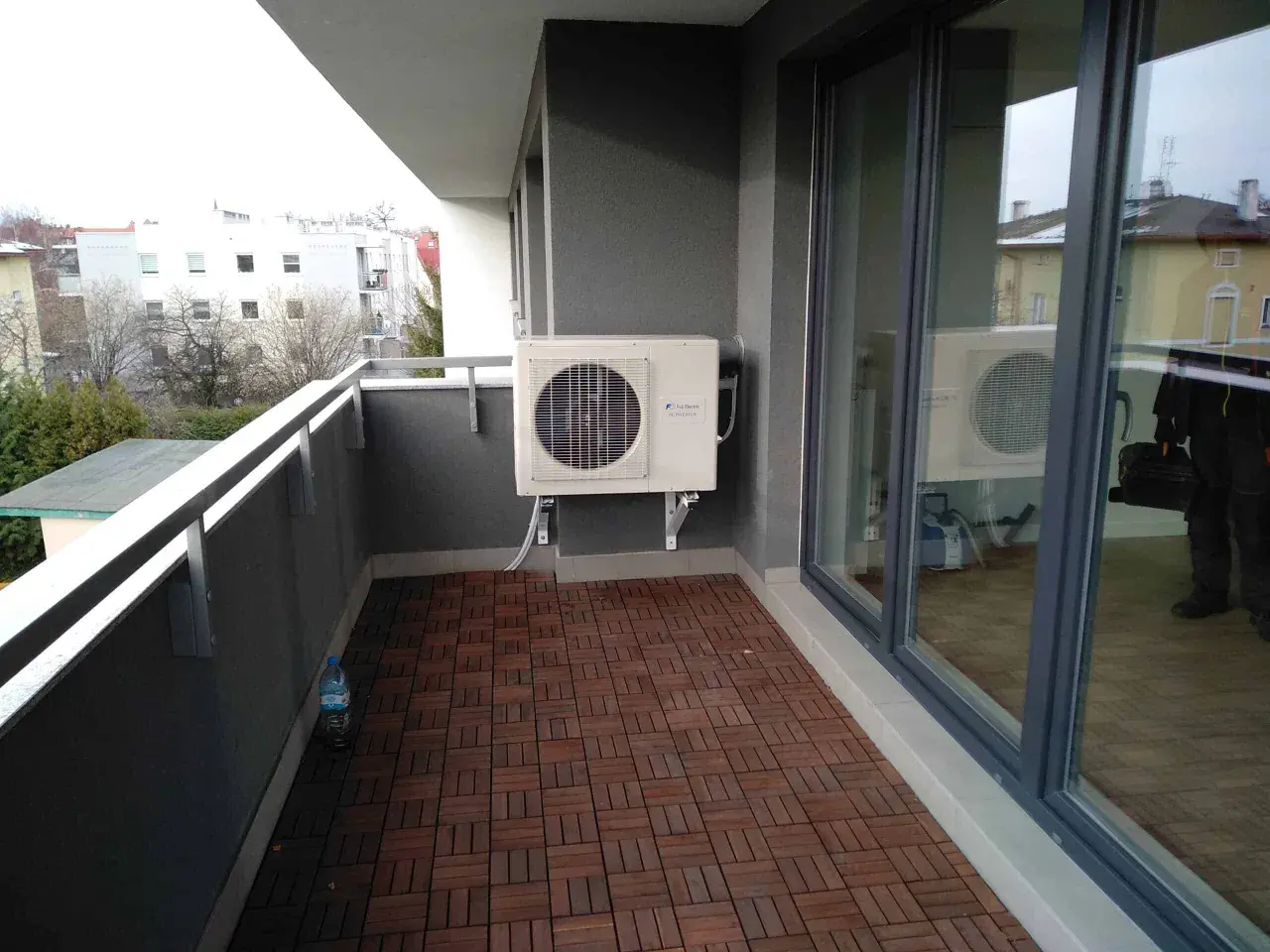 Nowy klimatyzator do bloku zamontowany na balkonie. Ciesz się komfortem przez cały rok.