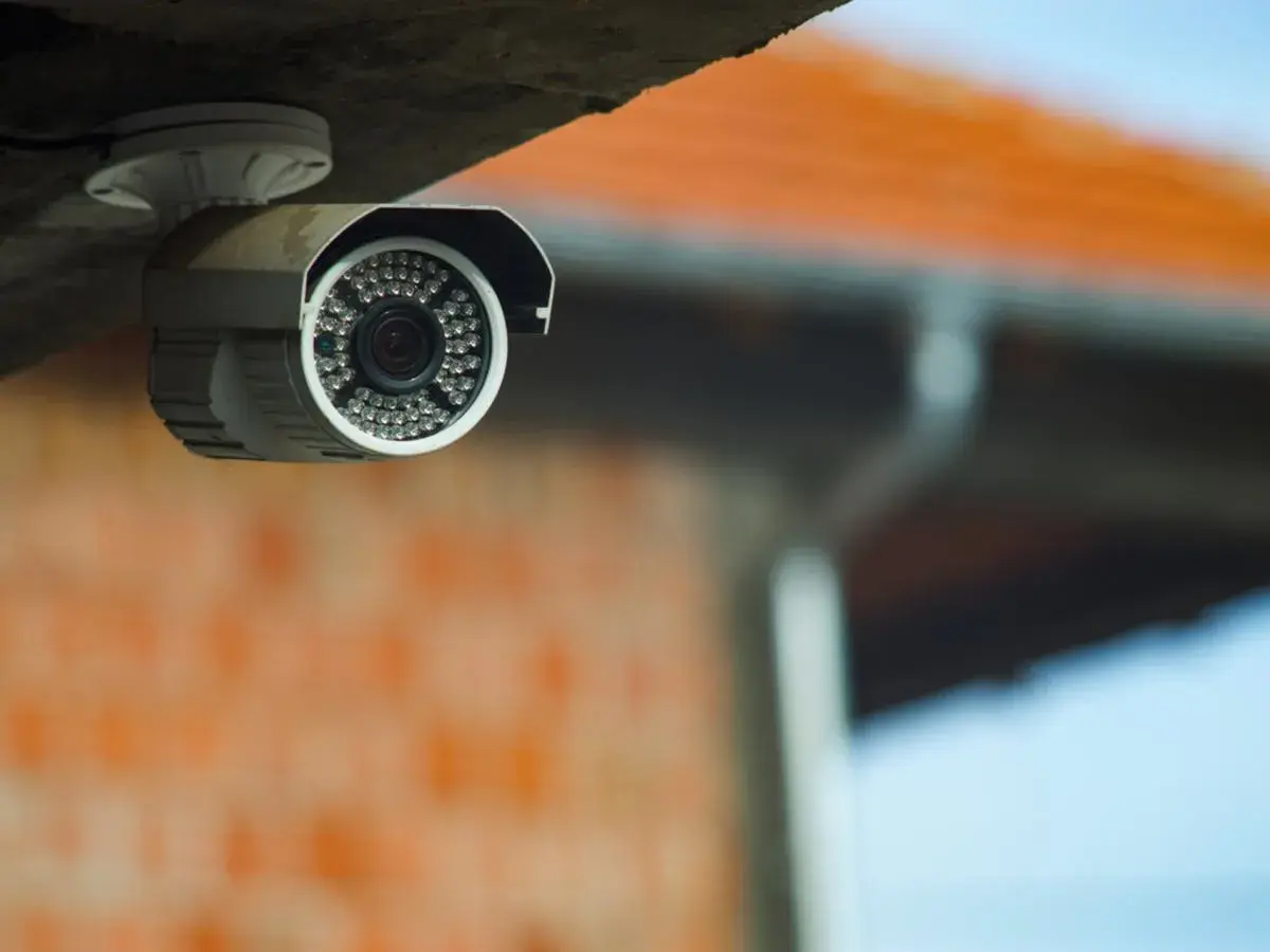 Kamera monitoringu pilnuje posesji. Prywatny monitoring a policja – czy nagrania pomogą w śledztwie?