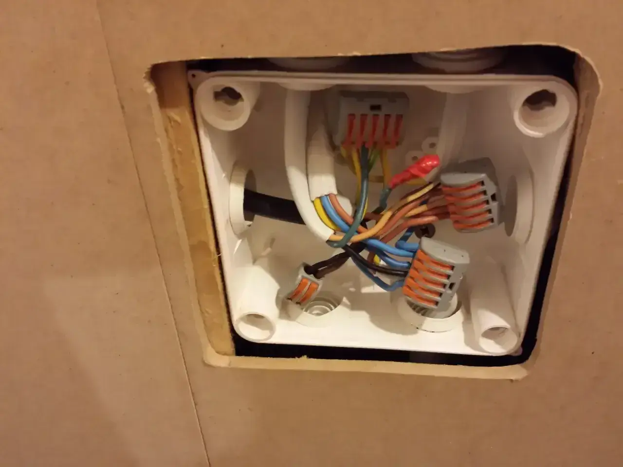 Rozdzielacz przewodów w puszce elektrycznej pokazuje, jak rozdzielić prąd z jednego kabla na kilka.