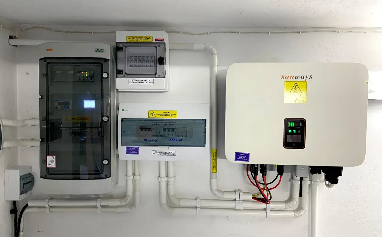 Firma pod montaż magazynów energii. Instalacja PV z falownikiem Sunways i rozdzielnicami elektrycznymi.