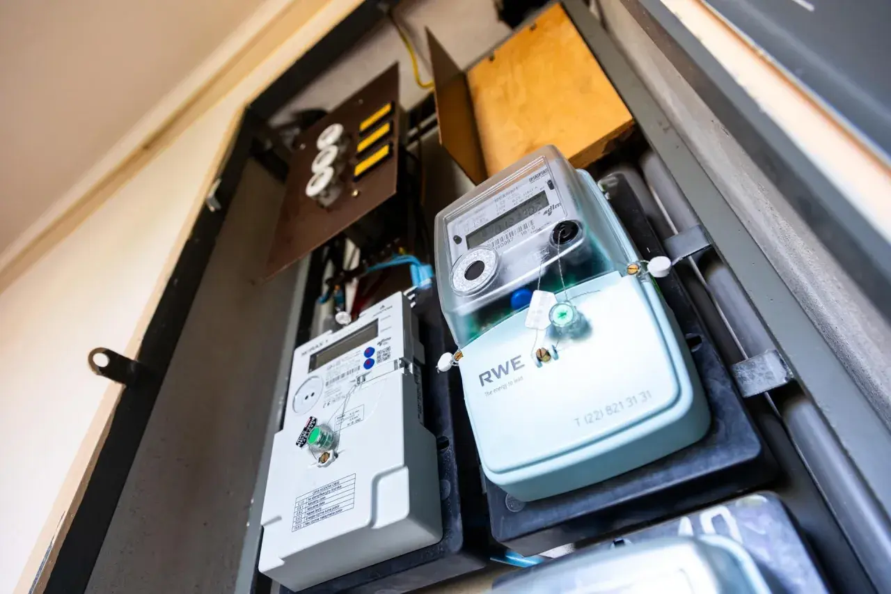 Dwa liczniki energii elektrycznej pokazują, ile prądu zużywają urządzenia domowe.