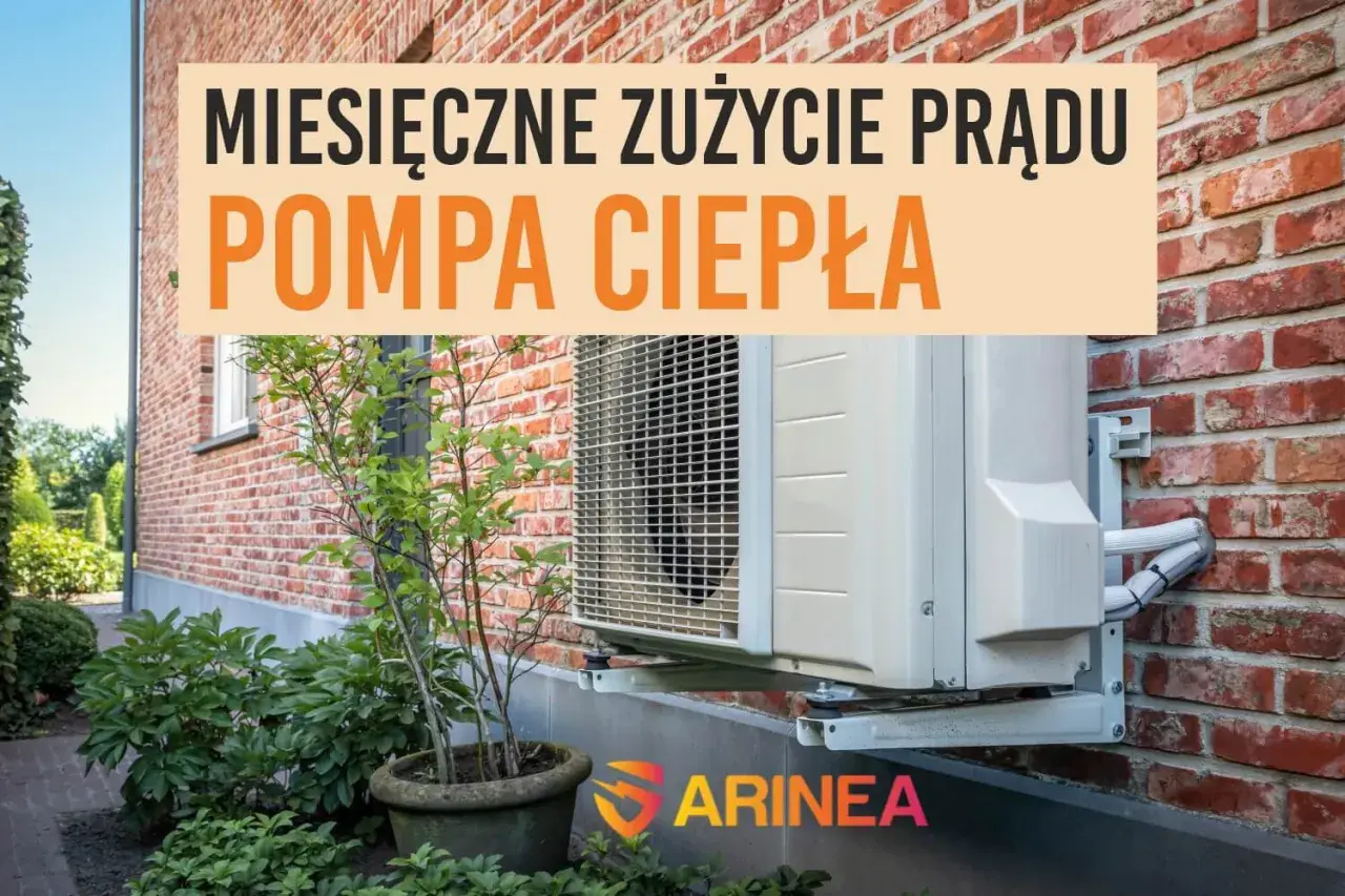 Pompa ciepła zamontowana na ścianie z cegły. Napis informuje o miesięcznym zużyciu prądu.
