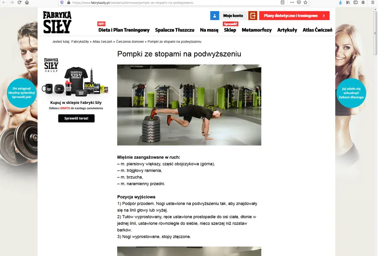 Mężczyzna wykonuje pompki z nogami na podwyższeniu, pokazując siłę w domu. Ćwiczenie angażuje klatkę piersiową, ramiona i brzuch.