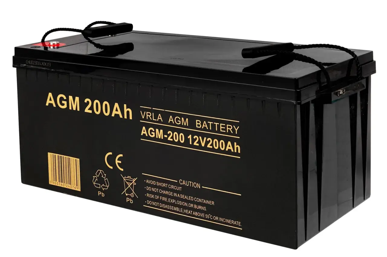 Czarny akumulator AGM 200Ah 12V VRLA z uchwytami. Posiada oznaczenia CE i ostrzeżenia dotyczące użytkowania.